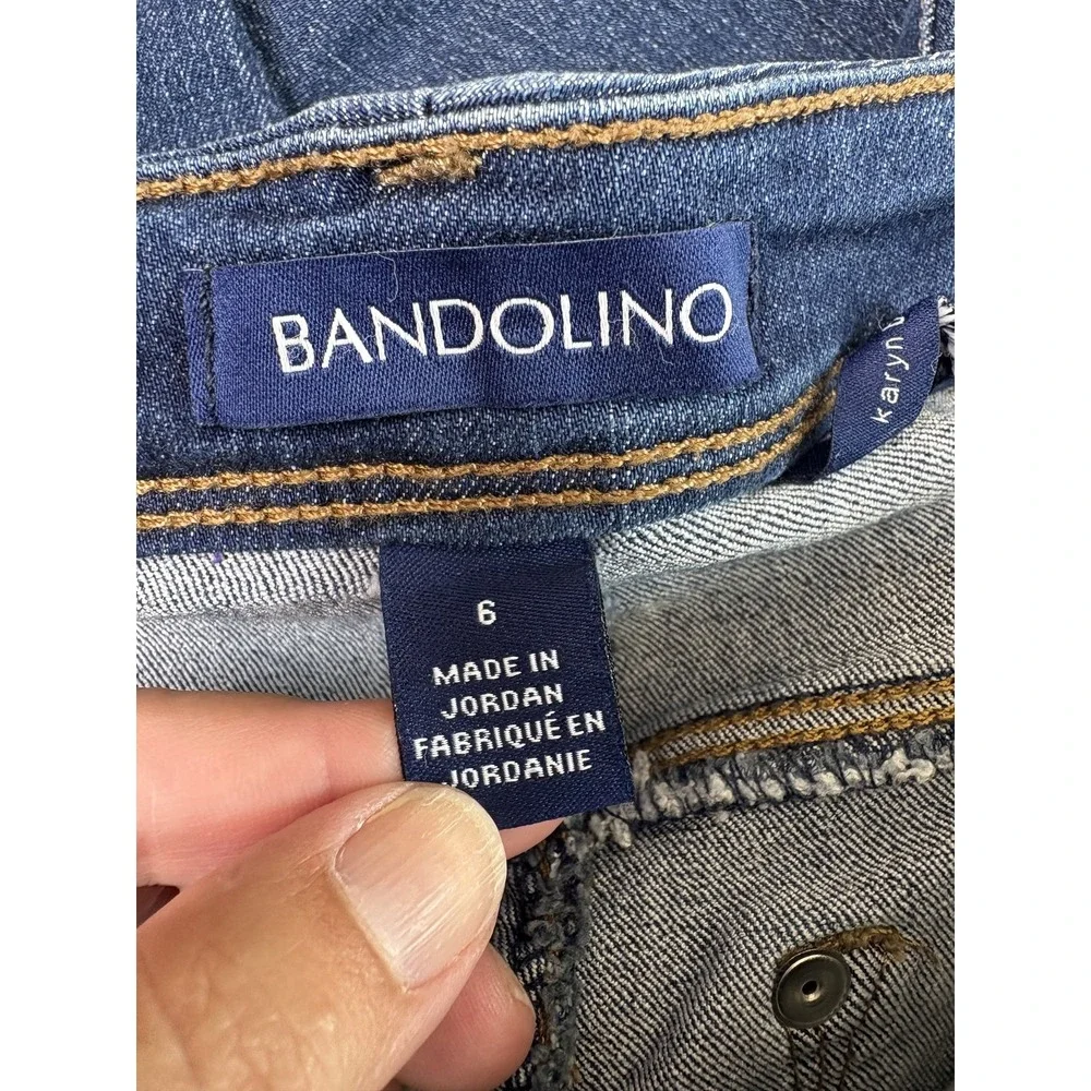 Womens Bandolino Blue denim‎ jeans w/ floral design.  Cropped, karyn, size 6